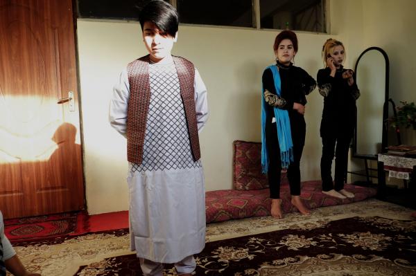 Đau lòng những bé gái Afghanistan phải giả trai để 'đổi đời' Đau lòng những bé gái Afghanistan phải giả trai để 'đổi đời'