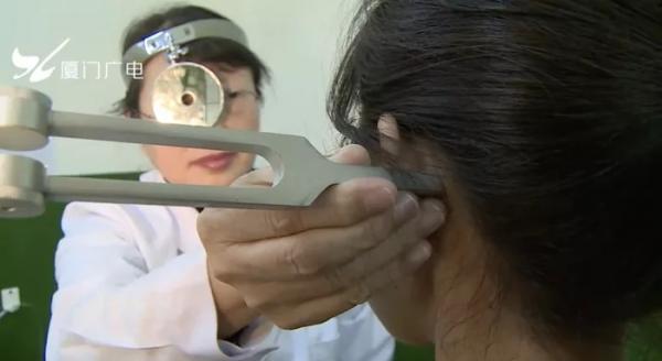 Cô gái không thể nghe được giọng đàn ông do gặp căng thẳng kéo dài Cô gái không thể nghe được giọng đàn ông do gặp căng thẳng kéo dài