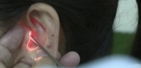 Cô gái không thể nghe được giọng đàn ông do gặp căng thẳng kéo dài Cô gái không thể nghe được giọng đàn ông do gặp căng thẳng kéo dài
