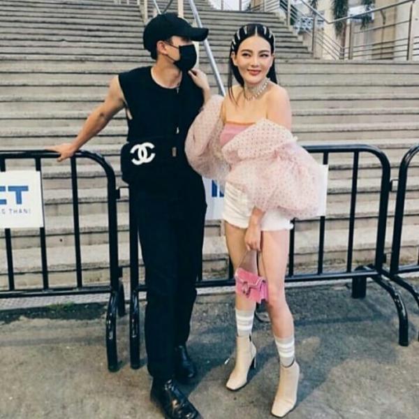 Thấp thoáng thấy cặp đôi Kai - Jennie ở concert Black Pink, dân tình ngã ngửa khi biết sự thật Thấp thoáng thấy cặp đôi Kai - Jennie ở concert Black Pink, dân tình ngã ngửa khi biết sự thật