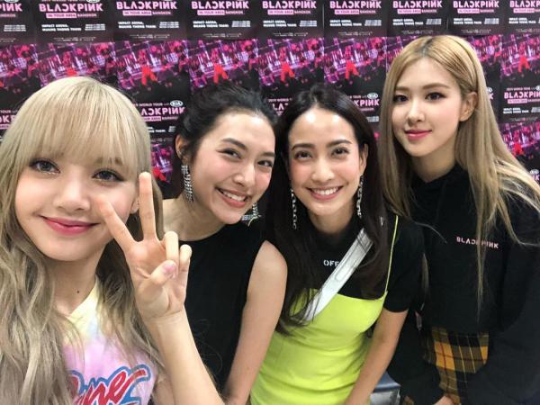 Thấp thoáng thấy cặp đôi Kai - Jennie ở concert Black Pink, dân tình ngã ngửa khi biết sự thật Thấp thoáng thấy cặp đôi Kai - Jennie ở concert Black Pink, dân tình ngã ngửa khi biết sự thật