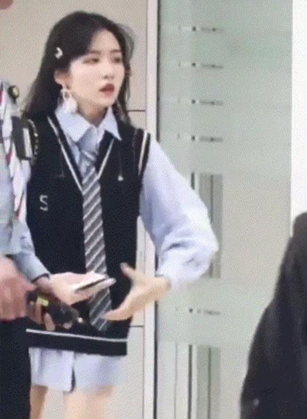 Fan cuồng trang điểm kỹ, cố bắt chuyện với BTS ở sân bay mong idol 'trúng tiếng sét ái tình' Fan cuồng trang điểm kỹ, cố bắt chuyện với BTS ở sân bay mong idol 'trúng tiếng sét ái tình'