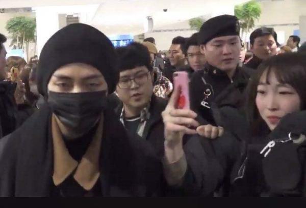 Fan cuồng trang điểm kỹ, cố bắt chuyện với BTS ở sân bay mong idol 'trúng tiếng sét ái tình' Fan cuồng trang điểm kỹ, cố bắt chuyện với BTS ở sân bay mong idol 'trúng tiếng sét ái tình'