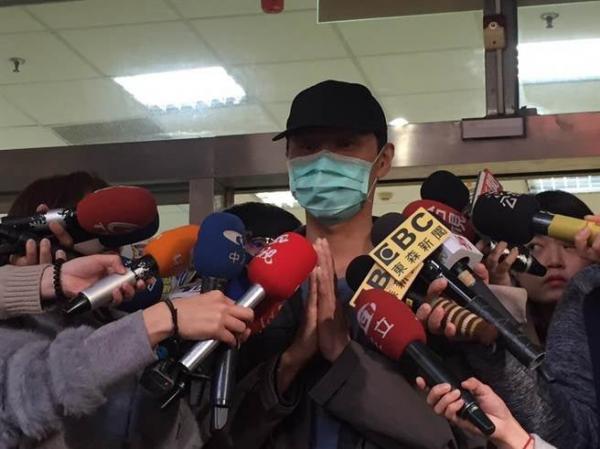 Đám đông giận dữ đe dọa nhét nguyên nồi ớt vào miệng gã vũ phu dám ra tay đánh vợ con Đám đông giận dữ đe dọa nhét nguyên nồi ớt vào miệng gã vũ phu dám ra tay đánh vợ con