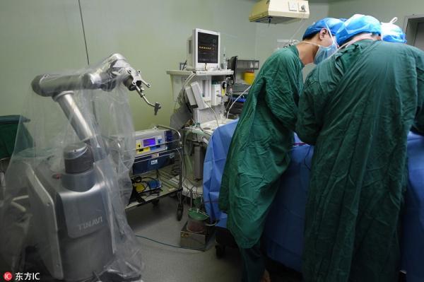 Trung Quốc vừa hoàn thành ca phẫu thuật bằng robot đầu tiên trên thế giới Trung Quốc vừa hoàn thành ca phẫu thuật bằng robot đầu tiên trên thế giới