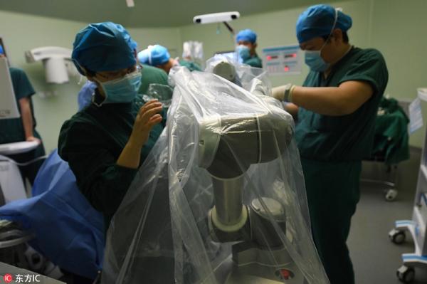 Trung Quốc vừa hoàn thành ca phẫu thuật bằng robot đầu tiên trên thế giới Trung Quốc vừa hoàn thành ca phẫu thuật bằng robot đầu tiên trên thế giới