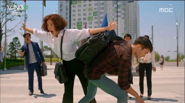 Sửa hết những chi tiết đắt giá trong bản gốc, 'She Was Pretty' bản Việt trở nên nông cạn và nhạt nhẽo Sửa hết những chi tiết đắt giá trong bản gốc, 'She Was Pretty' bản Việt trở nên nông cạn và nhạt nhẽo