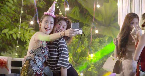 Sửa hết những chi tiết đắt giá trong bản gốc, 'She Was Pretty' bản Việt trở nên nông cạn và nhạt nhẽo Sửa hết những chi tiết đắt giá trong bản gốc, 'She Was Pretty' bản Việt trở nên nông cạn và nhạt nhẽo