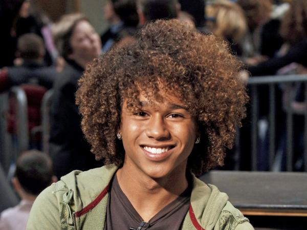 Giải mã bí ẩn trang Wikipedia của nam diễn viên 'High School Musical' có số bản dịch nhiều bất thường Giải mã bí ẩn trang Wikipedia của nam diễn viên 'High School Musical' có số bản dịch nhiều bất thường