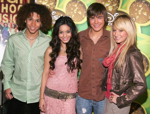 Giải mã bí ẩn trang Wikipedia của nam diễn viên 'High School Musical' có số bản dịch nhiều bất thường Giải mã bí ẩn trang Wikipedia của nam diễn viên 'High School Musical' có số bản dịch nhiều bất thường