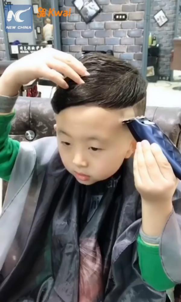 Cậu bé Trung Quốc mới 6 tuổi đã là thợ cắt tóc lành nghề Cậu bé Trung Quốc mới 6 tuổi đã là thợ cắt tóc lành nghề
