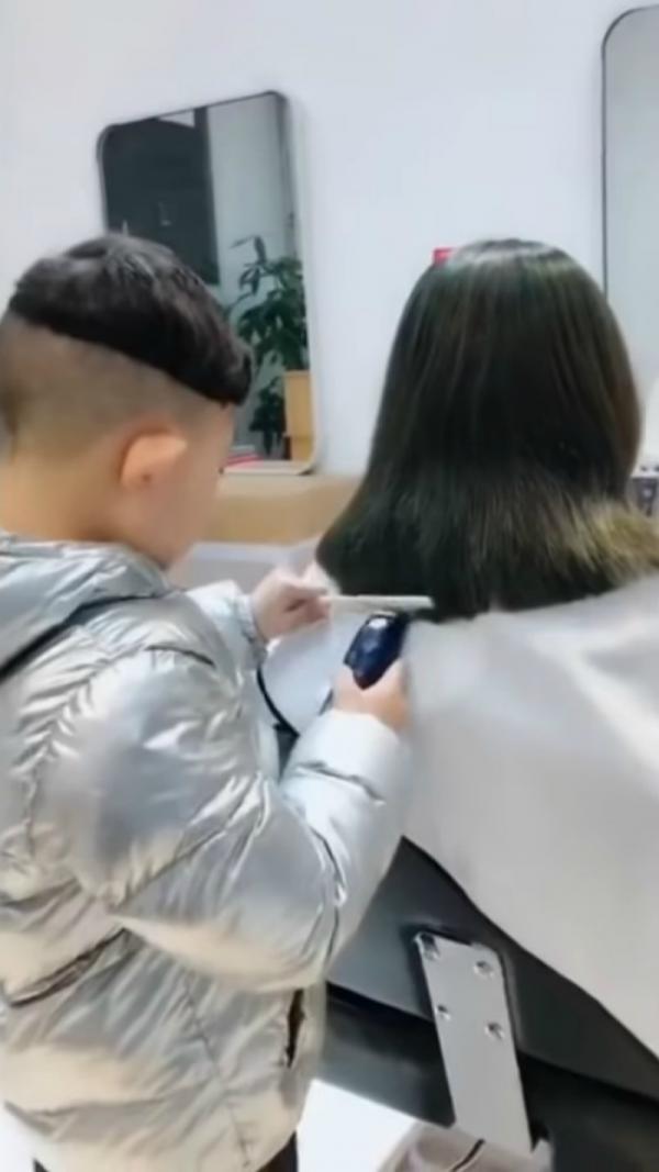 Cậu bé Trung Quốc mới 6 tuổi đã là thợ cắt tóc lành nghề Cậu bé Trung Quốc mới 6 tuổi đã là thợ cắt tóc lành nghề