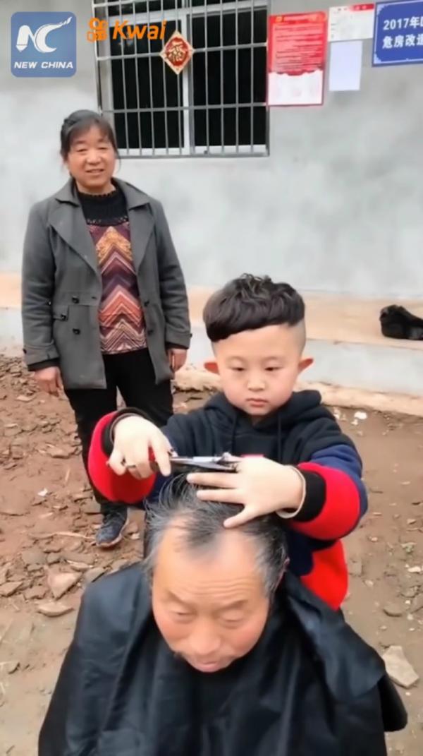 Cậu bé Trung Quốc mới 6 tuổi đã là thợ cắt tóc lành nghề Cậu bé Trung Quốc mới 6 tuổi đã là thợ cắt tóc lành nghề