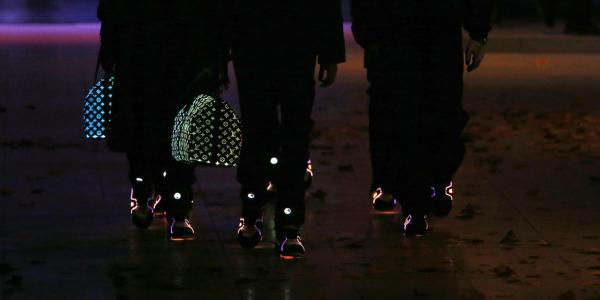 Bộ sưu tập &#39;phát sáng trong đêm&#39; của Louis Vuitton hiện đang làm mưa làm gió trên các sàn diễn ...