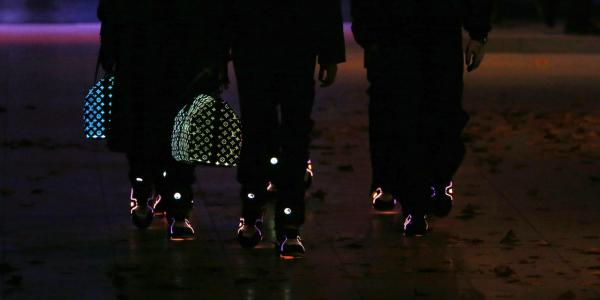 Bộ sưu tập 'phát sáng trong đêm' của Louis Vuitton hiện đang làm mưa làm gió trên các sàn diễn thời trang thế giới Bộ sưu tập 'phát sáng trong đêm' của Louis Vuitton hiện đang làm mưa làm gió trên các sàn diễn thời trang thế giới
