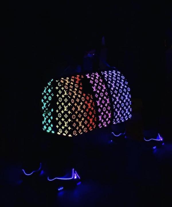 Bộ sưu tập 'phát sáng trong đêm' của Louis Vuitton hiện đang làm mưa làm gió trên các sàn diễn thời trang thế giới Bộ sưu tập 'phát sáng trong đêm' của Louis Vuitton hiện đang làm mưa làm gió trên các sàn diễn thời trang thế giới