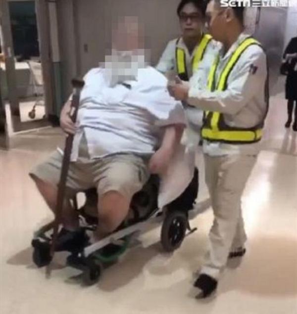 Bức xúc vụ việc hành khách Mỹ yêu cầu tiếp viên hàng không... lau mông cho mình sau khi đi đại tiện Bức xúc vụ việc hành khách Mỹ yêu cầu tiếp viên hàng không... lau mông cho mình sau khi đi đại tiện