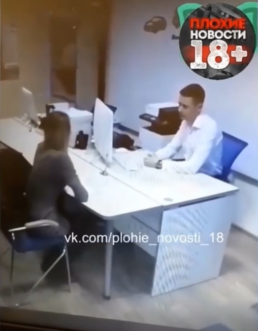 Cô gái cởi đồ trước mặt nam quản lý ngân hàng để xin vay tiền và cái kết Cô gái cởi đồ trước mặt nam quản lý ngân hàng để xin vay tiền và cái kết