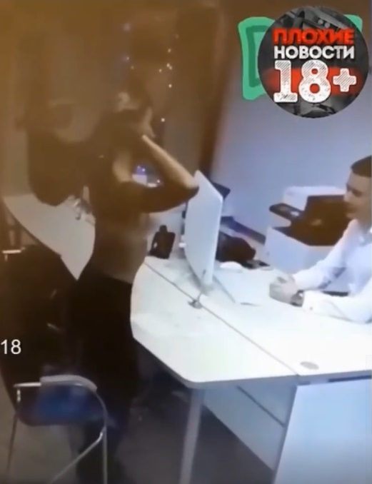 Cô gái cởi đồ trước mặt nam quản lý ngân hàng để xin vay tiền và cái kết Cô gái cởi đồ trước mặt nam quản lý ngân hàng để xin vay tiền và cái kết