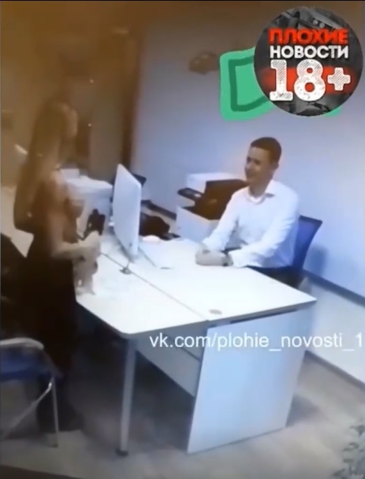 Cô gái cởi đồ trước mặt nam quản lý ngân hàng để xin vay tiền và cái kết Cô gái cởi đồ trước mặt nam quản lý ngân hàng để xin vay tiền và cái kết