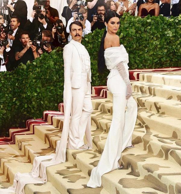 Tài năng 'chụp hình ké fame' Kendall Jenner đã giúp anh chàng này sở hữu hơn 1 triệu người theo dõi trên Instagram Tài năng 'chụp hình ké fame' Kendall Jenner đã giúp anh chàng này sở hữu hơn 1 triệu người theo dõi trên Instagram