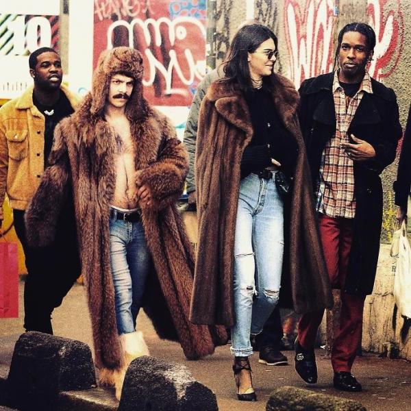 Tài năng 'chụp hình ké fame' Kendall Jenner đã giúp anh chàng này sở hữu hơn 1 triệu người theo dõi trên Instagram Tài năng 'chụp hình ké fame' Kendall Jenner đã giúp anh chàng này sở hữu hơn 1 triệu người theo dõi trên Instagram