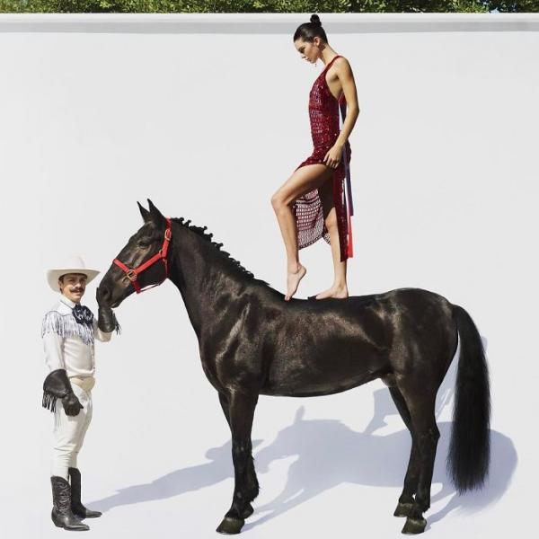 Tài năng 'chụp hình ké fame' Kendall Jenner đã giúp anh chàng này sở hữu hơn 1 triệu người theo dõi trên Instagram Tài năng 'chụp hình ké fame' Kendall Jenner đã giúp anh chàng này sở hữu hơn 1 triệu người theo dõi trên Instagram