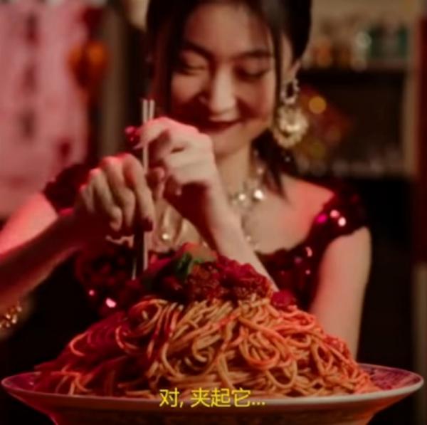 Nữ người mẫu tưởng đời 'lên hương' sau quảng cáo cho Dolce & Gabbana, ai dè bị tẩy chay hàng loạt Nữ người mẫu tưởng đời 'lên hương' sau quảng cáo cho Dolce & Gabbana, ai dè bị tẩy chay hàng loạt