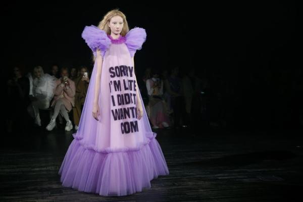 BST Viktor & Rolf: Khi những meme hài hước kết hợp với thời trang cao cấp BST Viktor & Rolf: Khi những meme hài hước kết hợp với thời trang cao cấp