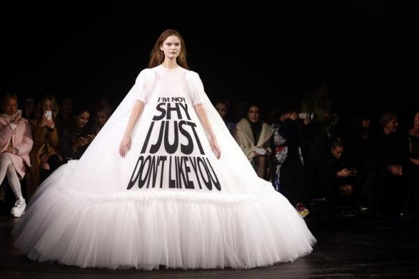 BST Viktor & Rolf: Khi những meme hài hước kết hợp với thời trang cao cấp BST Viktor & Rolf: Khi những meme hài hước kết hợp với thời trang cao cấp