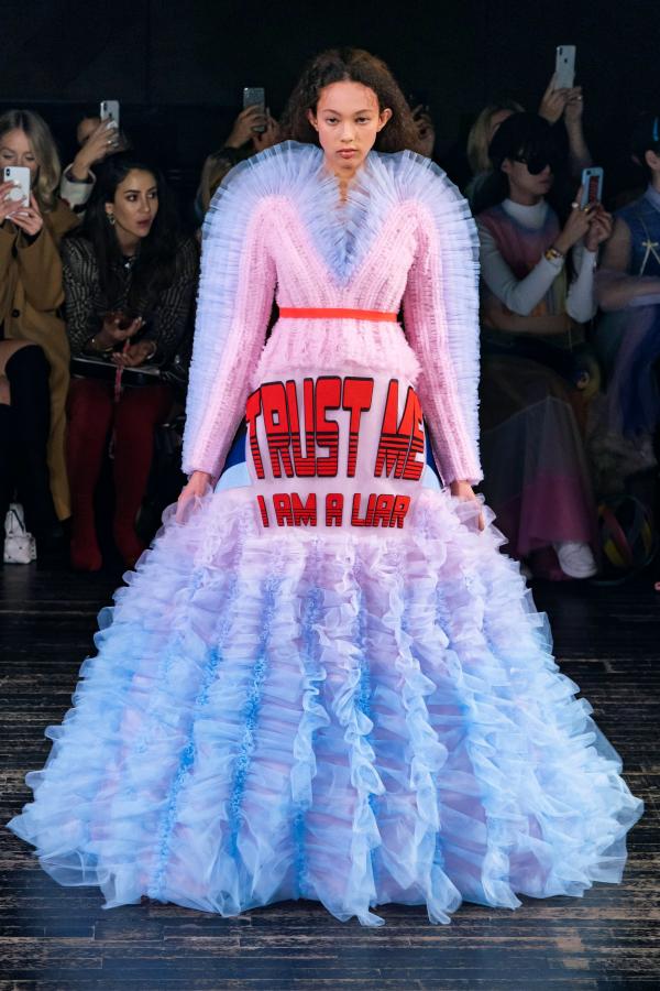 BST Viktor & Rolf: Khi những meme hài hước kết hợp với thời trang cao cấp BST Viktor & Rolf: Khi những meme hài hước kết hợp với thời trang cao cấp