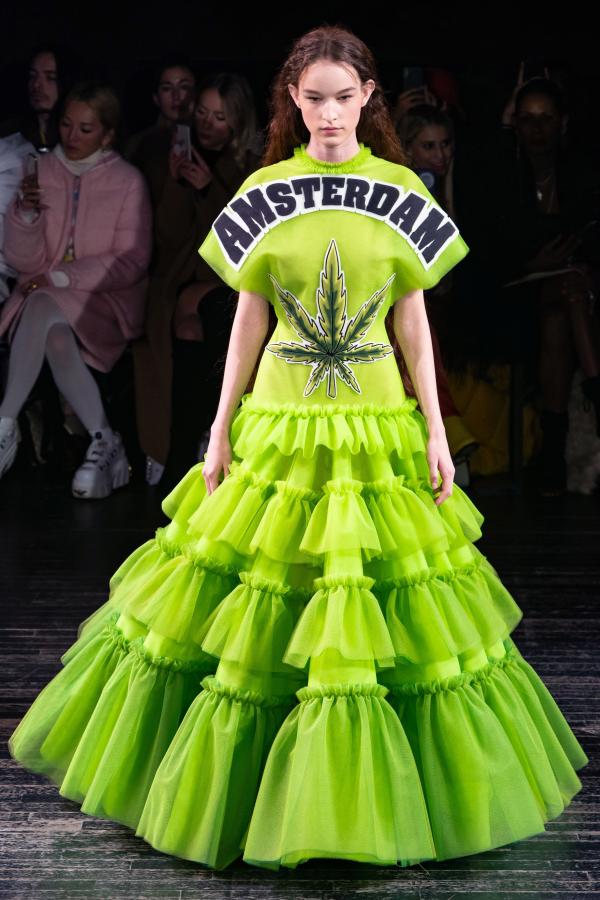 BST Viktor & Rolf: Khi những meme hài hước kết hợp với thời trang cao cấp BST Viktor & Rolf: Khi những meme hài hước kết hợp với thời trang cao cấp