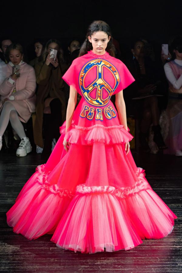 BST Viktor & Rolf: Khi những meme hài hước kết hợp với thời trang cao cấp BST Viktor & Rolf: Khi những meme hài hước kết hợp với thời trang cao cấp