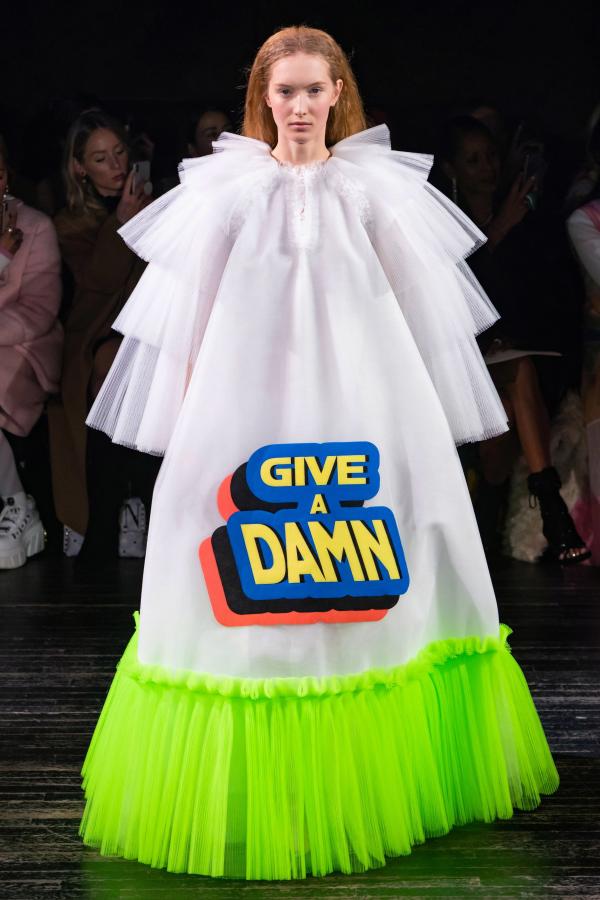 BST Viktor & Rolf: Khi những meme hài hước kết hợp với thời trang cao cấp BST Viktor & Rolf: Khi những meme hài hước kết hợp với thời trang cao cấp