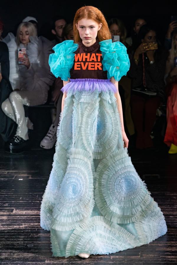 BST Viktor & Rolf: Khi những meme hài hước kết hợp với thời trang cao cấp BST Viktor & Rolf: Khi những meme hài hước kết hợp với thời trang cao cấp