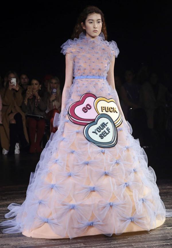 BST Viktor & Rolf: Khi những meme hài hước kết hợp với thời trang cao cấp BST Viktor & Rolf: Khi những meme hài hước kết hợp với thời trang cao cấp