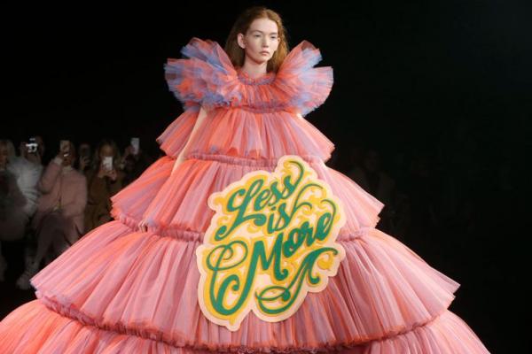 BST Viktor & Rolf: Khi những meme hài hước kết hợp với thời trang cao cấp BST Viktor & Rolf: Khi những meme hài hước kết hợp với thời trang cao cấp