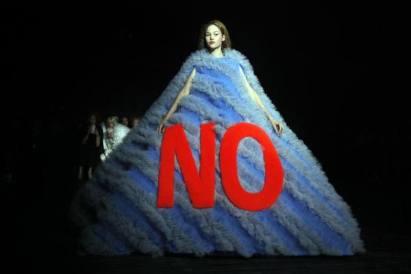 BST Viktor & Rolf: Khi những meme hài hước kết hợp với thời trang cao cấp BST Viktor & Rolf: Khi những meme hài hước kết hợp với thời trang cao cấp