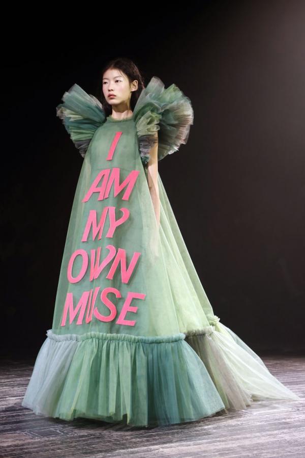 BST Viktor & Rolf: Khi những meme hài hước kết hợp với thời trang cao cấp BST Viktor & Rolf: Khi những meme hài hước kết hợp với thời trang cao cấp