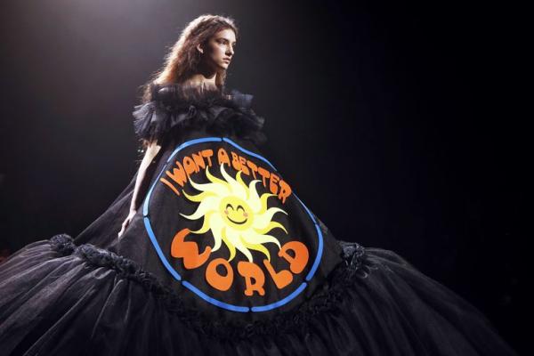 BST Viktor & Rolf: Khi những meme hài hước kết hợp với thời trang cao cấp BST Viktor & Rolf: Khi những meme hài hước kết hợp với thời trang cao cấp