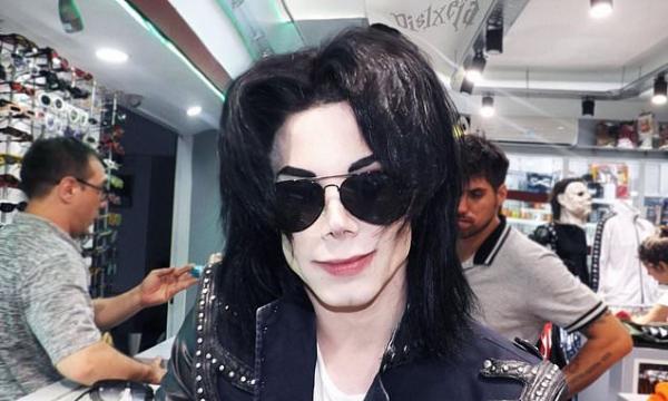 Chàng trai 22 tuổi chi tiền 'khủng' để phẫu thuật cho giống Michael Jackson Chàng trai 22 tuổi chi tiền 'khủng' để phẫu thuật cho giống Michael Jackson