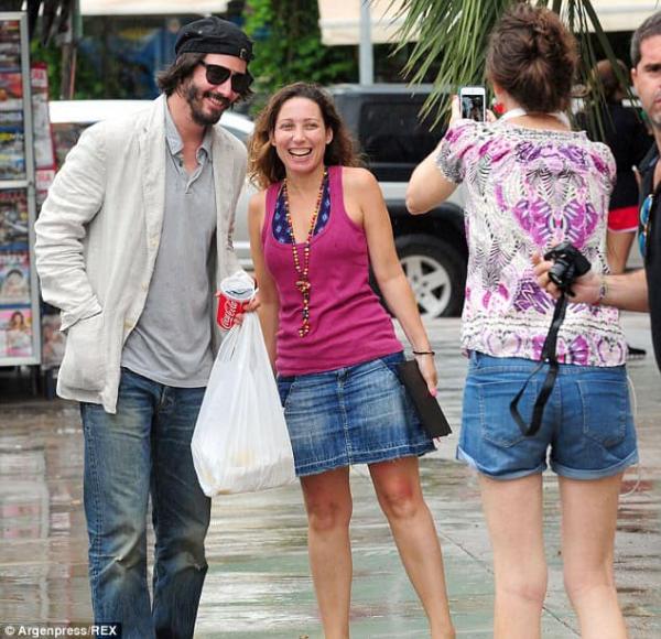 Loạt khoảnh khắc 'ngàn vàng' chứng minh Keanu Reeves là quý ông lịch thiệp bậc nhất Hollywood Loạt khoảnh khắc 'ngàn vàng' chứng minh Keanu Reeves là quý ông lịch thiệp bậc nhất Hollywood