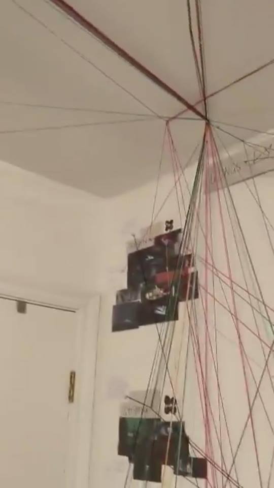Fan đầu tư cả một căn phòng cắt dán hàng trăm bức ảnh để giải các bí ẩn trong các bài hát của BTS Fan đầu tư cả một căn phòng cắt dán hàng trăm bức ảnh để giải các bí ẩn trong các bài hát của BTS