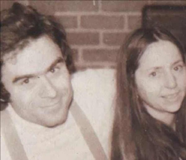 Sát nhân đẹp trai Ted Bundy - vai diễn mới nhất của Zac Efron - là ai? Sát nhân đẹp trai Ted Bundy - vai diễn mới nhất của Zac Efron - là ai?