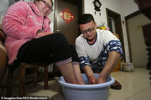 Chàng trai chăm sóc bạn gái sống thực vật suốt 2 năm ròng, và phép màu tình yêu đích thực đã xảy ra Chàng trai chăm sóc bạn gái sống thực vật suốt 2 năm ròng, và phép màu tình yêu đích thực đã xảy ra