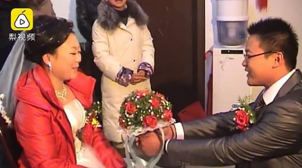 Chàng trai chăm sóc bạn gái sống thực vật suốt 2 năm ròng, và phép màu tình yêu đích thực đã xảy ra Chàng trai chăm sóc bạn gái sống thực vật suốt 2 năm ròng, và phép màu tình yêu đích thực đã xảy ra