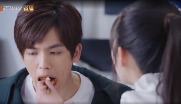 Chuyện tình 'lửa gần rơm' đáng yêu muốn chết giữa Diệp đại thần 1m87 và tiểu bạch thỏ 1m52 Chuyện tình 'lửa gần rơm' đáng yêu muốn chết giữa Diệp đại thần 1m87 và tiểu bạch thỏ 1m52