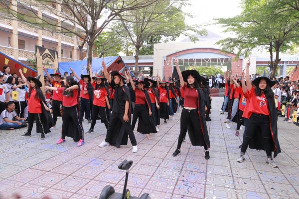 Tha hồ 'ăn bánh GATO' với hội trại xuân phiên bản Harry Potter của trường người ta Tha hồ 'ăn bánh GATO' với hội trại xuân phiên bản Harry Potter của trường người ta