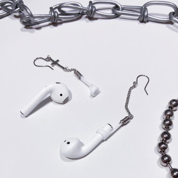 Cô gái sáng tạo bông tai Airpod để không bao giờ bị mất tai nghe lần nữa Cô gái sáng tạo bông tai Airpod để không bao giờ bị mất tai nghe lần nữa