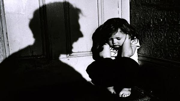 Bé gái Nhật Bản bị bố đẻ hành hạ đến chết dù đã cầu cứu nhà trường Bé gái Nhật Bản bị bố đẻ hành hạ đến chết dù đã cầu cứu nhà trường